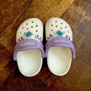 Elsa Crocs size 6T